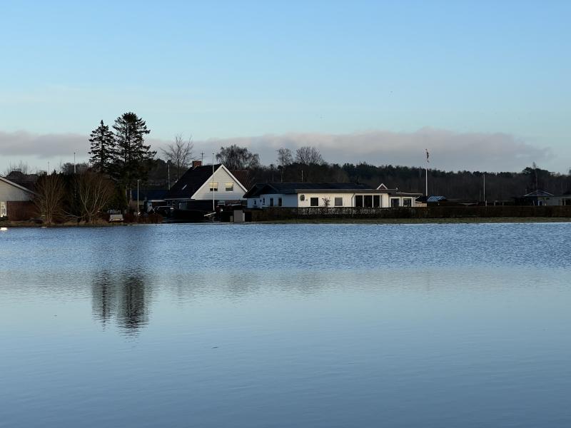 Store mængder vand ved de lavtliggende marker syd for Allingåbro